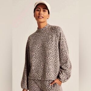 Abercrombie & Fitch Gray Leopard Print Sweatshirt